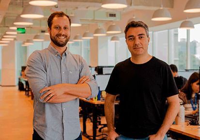 Imagem dos co-fundadores do QuintoAndar Gabriel Braga e André Penha